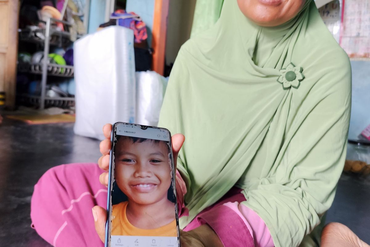 Secara administrasi, Alif tercatat sebagai warga Bekasi. Namun keluarga besar Alif tinggal di Desa Sraten, Kecamatan Srono, Kabupaten Banyuwangi.
