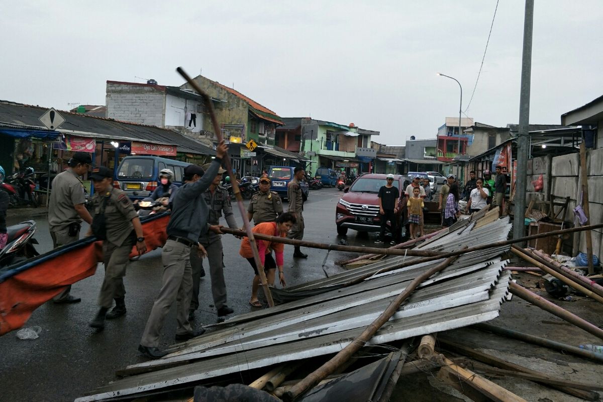 Petugas Satpol PP membongkar bangunan liar di Jalan Plenongan, Lio, Pancoran Mas, Depok, Rabu (24/4/2019)