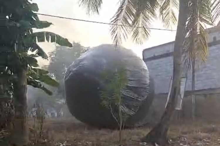 Balon Udara Jatuh di Permukiman Warga Pamekasan, Beberapa Petasan Masih Utuh