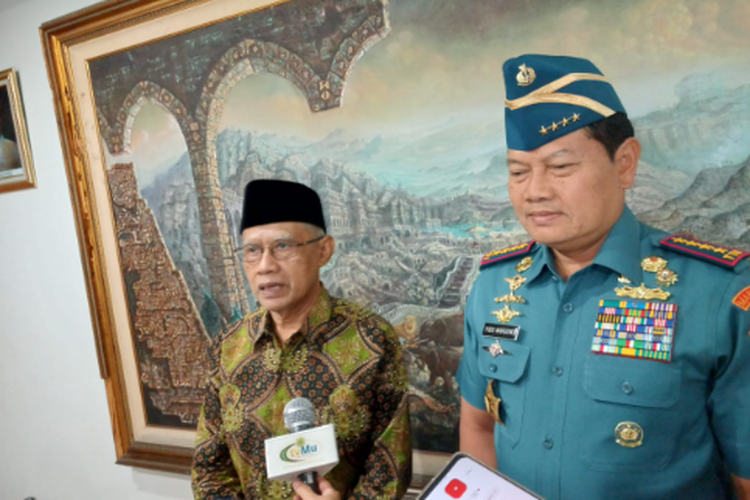 Ketua Umum PP Muhammadiyah Haedar Nashir (kiri) bersama Panglima TNI Laksamana Yudo Margono di Kantor PP Muhammadiyah, Menteng, Jakarta Pusat, Rabu (5/4/2023).