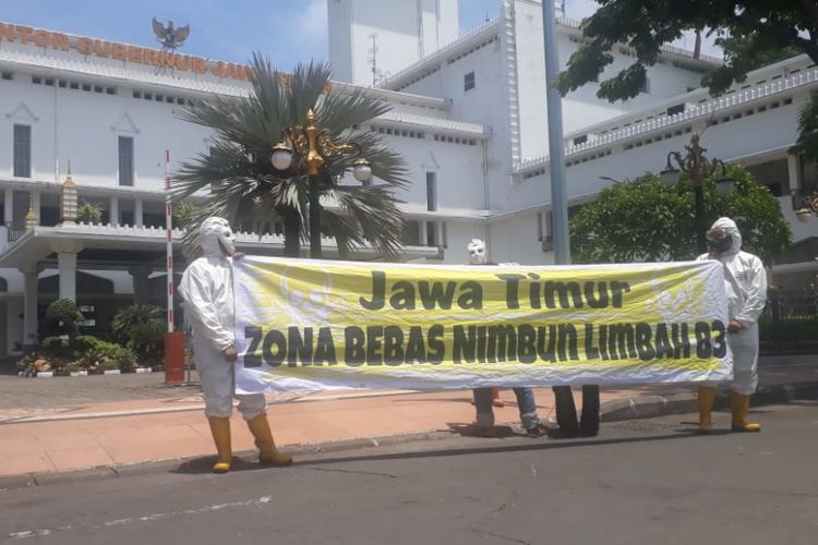 Aktivis lingkungan dari Ecoton dan Komunitas Detox menggelar aksi di depan Gedung Negara Grahadi, Surabaya, Senin (25/2/2019). Mereka mendesak Gubernur Jatim memasukkan rencana clean up kawasan militer dan kawasan lain di Jawa Timur yang selama ini mrnjadi tempat penimbunan limbah B3.