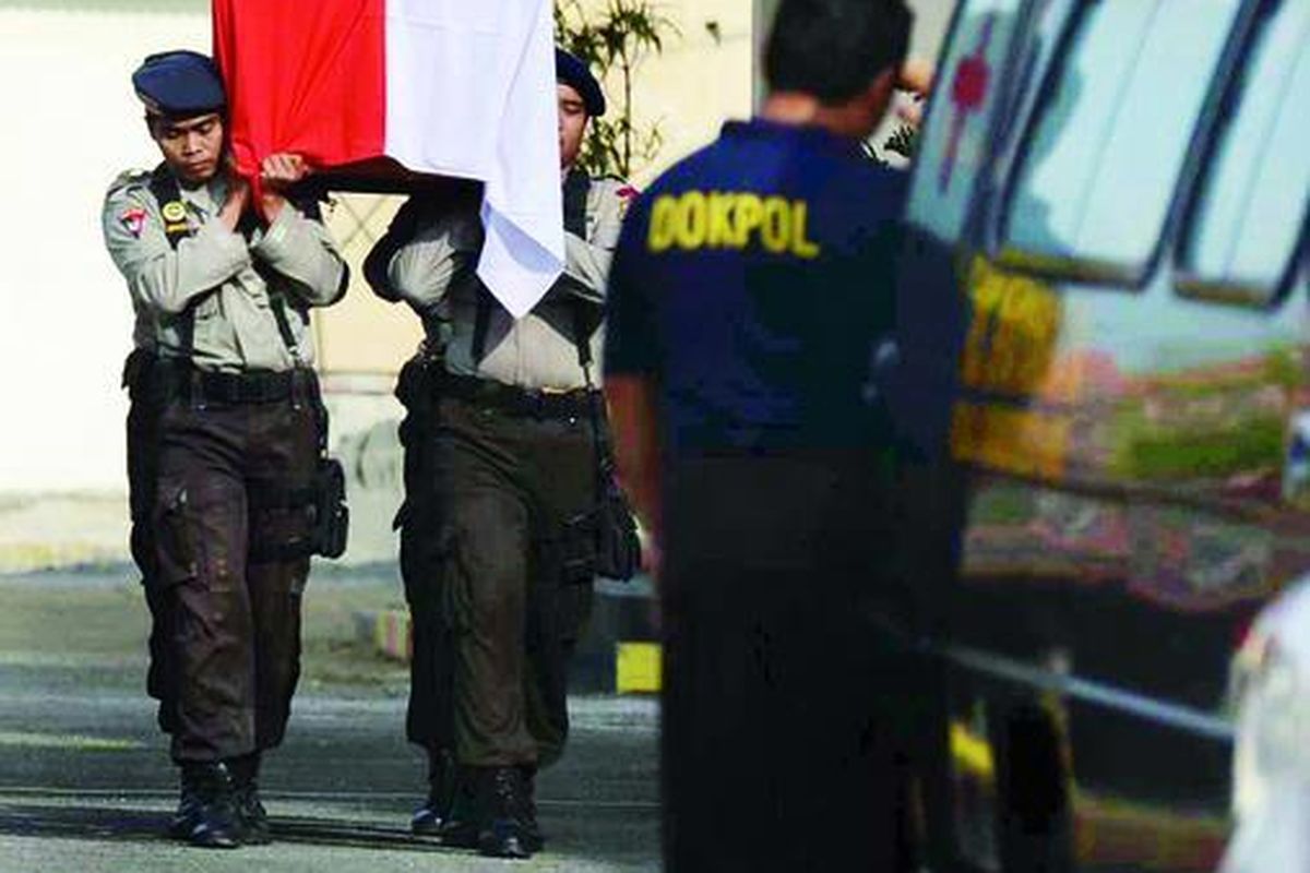 Jenazah Bripda Suherman, anggota Densus 88 yang gugur dalam penyergapan teroris di Solo, Jawa Tengah, diberangkatkan dari Markas Komando Utama Brimob Polda DI Yogyakarta, Baciro, Yogyakarta, menuju Bandar Udara Adisutjipto, Sleman, DIY, Sabtu (1/9).