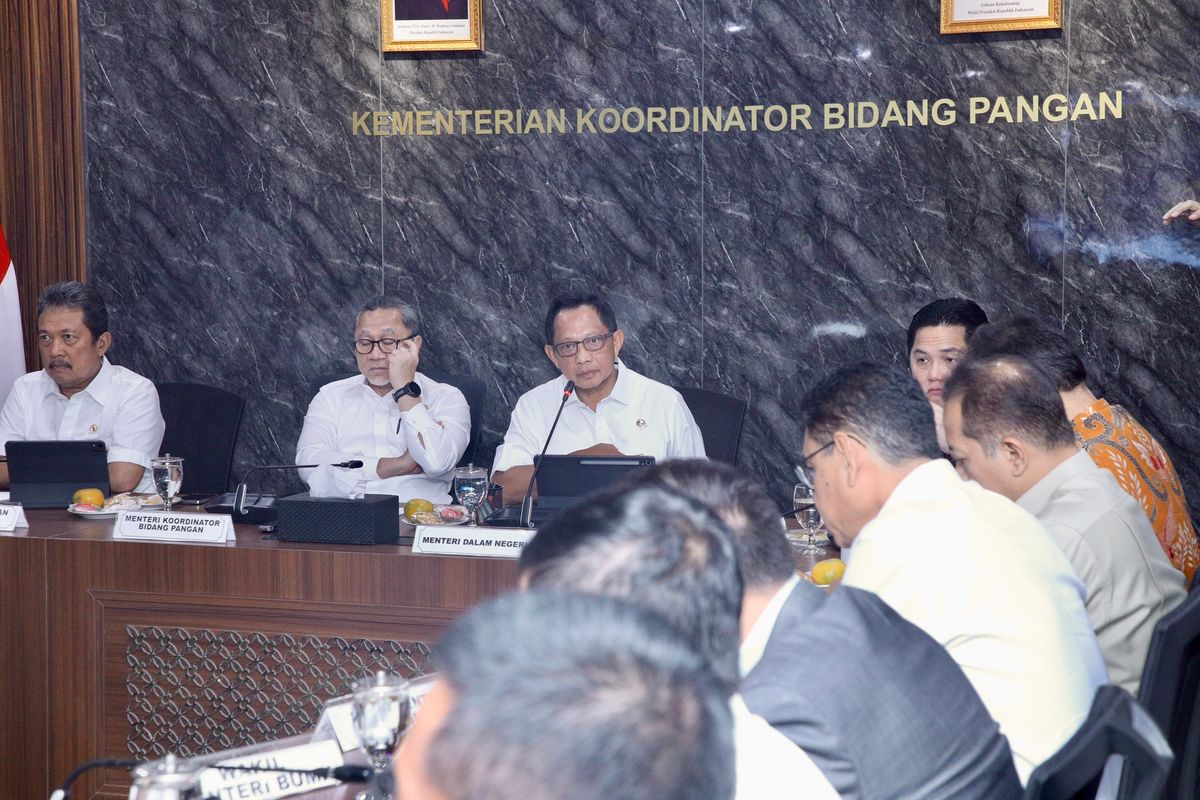 Menteri Dalam Negeri (Mendagri) Muhammad Tito Karnavian dalam Rapat Koordinasi (Rakor) Persiapan Peluncuran 80.000 Kopdeskel Merah Putih di Kantor Kementerian Koordinator (Kemenko) Bidang Pangan, Jakarta, Selasa (15/7/2025). 
