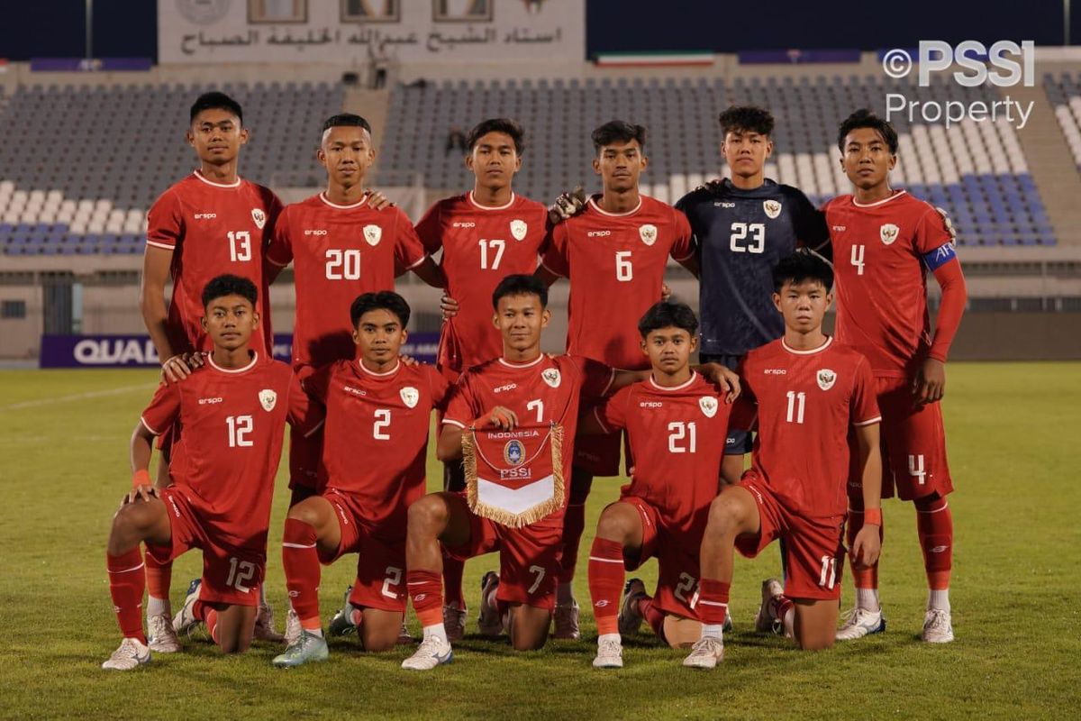 Timnas U17 Indonesia berpose jelang turun bertanding melawan Kepulauan Mariana Utara di Stadion Abdullah Al Khalifa Alsabah, Mishref, Kuwait, dalam ajang Kualifikasi Piala Asia U17 2025, Jumat (25/10/2024).