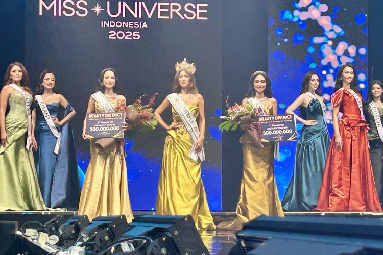 (Kiri ke kanan) 2nd Runner Up Miss Universe Indonesia 2025 Kirana Larasati, Miss Universe Indonesia 2025 Sanly Liu, dan 1st Runner Up Rita Nurmaliza dalam Grand Final Zetrix Miss Universe Indonesia 2025 di Opus Grand Ballroom, The Tribrata, Jakarta Selatan, Senin (22/9/2025).