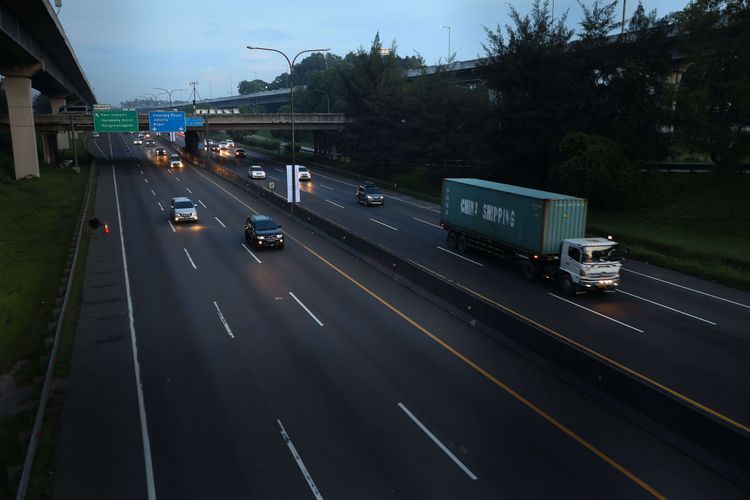 Pemberlakuan jalur satu arah di Tol Karawang Barat hingg Kalikangkung, Jumat 29/4/2022). Kementerian Perhubungan (Kemenhub) memprediksi masyarakat yang akan melakukan perjalanan mudik Lebaran tahun ini mencapai 85,5 juta orang.