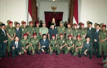 Presiden Soeharto didampingi Panglima ABRI jenderal TNI Feisal Tanjung, Kepala Staf TNI-AD Jendral TNI R Hartono, dan Komandan Jenderal Kopassus Mayjen TNI Prabowo Subianto, Jumat (30 Mei 1997) di Jakarta, menerima tim ekspedisi Kopassus mendaki Mount Everest. 