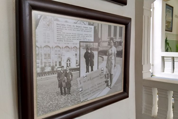 Bingkai foto yang terpajang di Museum Rumah Martha Tilaar, Gombong, Kebumen, Jawa Tengah. Semua koleksi Museum Rumah Martha Tilaar merupakan replika kecuali meja altar.