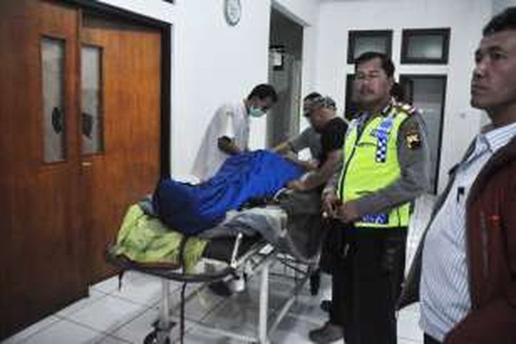 Jasad Oki Kumara Putra (17) warga Mustokoweni, Plombokan, Semarang Utara, di kamar mayat RSUD Salatiga, Minggu (7/2/2016) malam. Oki tewas di Gunung Merbabu diduga karena mengalami hipotermia.