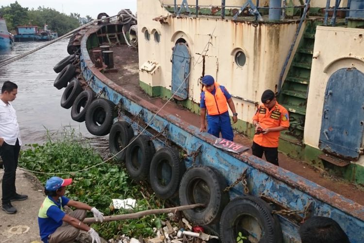 Tim Basarnas Pekanbaru melakukan evakuasi terhadap mayat pria tanpa identitas yang ditemukan di bawah kapal Marcopolo di pinggir Sungai Siak, Pekanbaru, Riau, Kamis (27/12/2018). Dok. Basarnas Pekanbaru