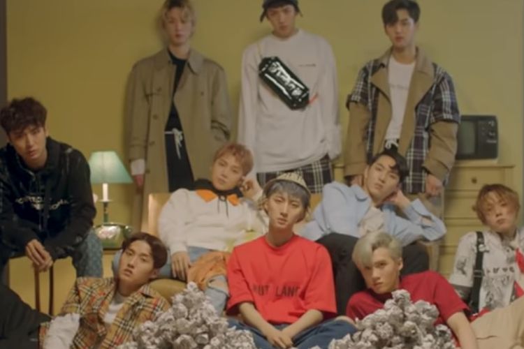 Potret boy group Pentagon dalam musik video Shine