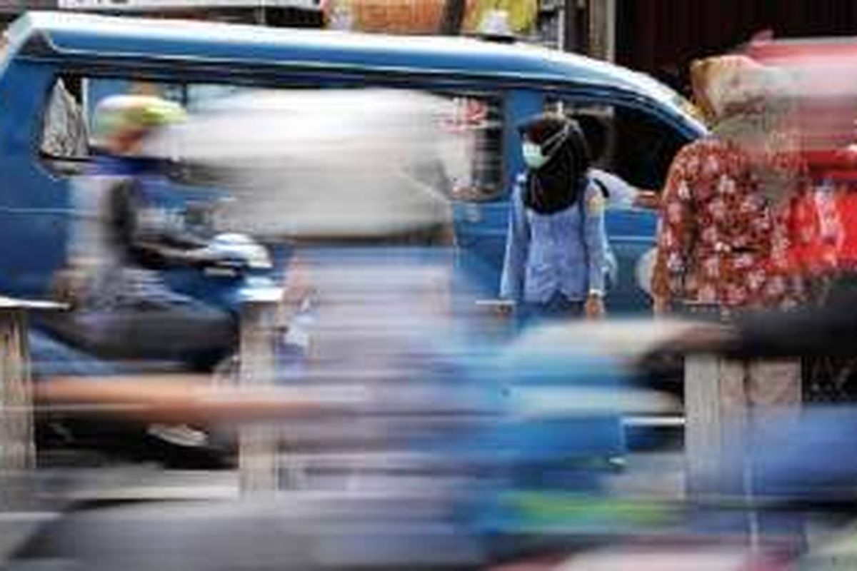 Pejalan kaki ekstra hati-hati saat menyeberangi Jalan Margonda Raya, Depok, Jawa Barat, Rabu (24/8). 