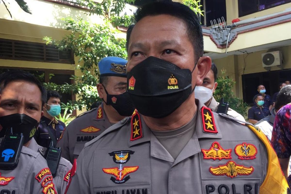Kapolda Bali Irjen Putu Jayan Danu Putra saat bertemu awak media di Mapolda Bali, Jalan WR Supratman, Denpasar, Selasa (12/4/2022). KOMPAS.com/Yohanes Valdi Seriang Ginta