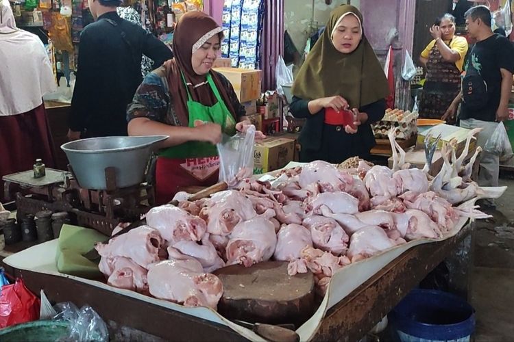 Sejumlah komoditas protein hewani di pasar Palimanan yang terletak di Jalur Utama Pantura Kabupaten Cirebon Jawa Barat, mengalami penurunan mulai hari ini, Jumat (24/3/2023)