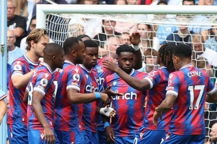 Skuad Crystal Palace merayakan gol bunuh diri bek Man City, John Stones, pada laga pekan keempat Liga Inggris yang dihelat di Stadion Etihad, Sabtu (27/8/2022) malam WIB. Babak pertama laga Man City vs Crystal Palace berakhir 0-2 untuk keunggulan tim tamu. Terkini, Crystal Palace berhasil memenangi laga kontra Leeds United. Laga Crystal Palace vs Leeds yang termasuk dalam pekan ke-10 Liga Inggris 2022-2023 itu berlangsung di Stadion Selhurst Park, London, Minggu (9/10/2022) malam WIB.