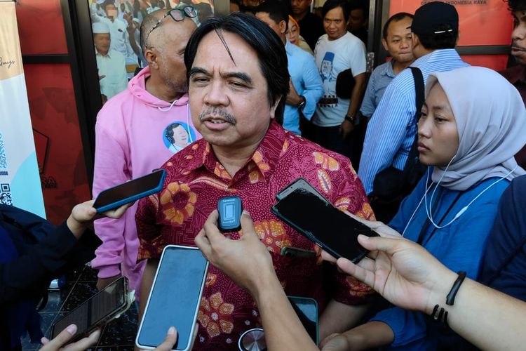 Politikus PSI Ade Armando ditemui di Rumah Besar Relawan Prabowo 08, Slipi, Jakarta, Senin (11/9/2023).