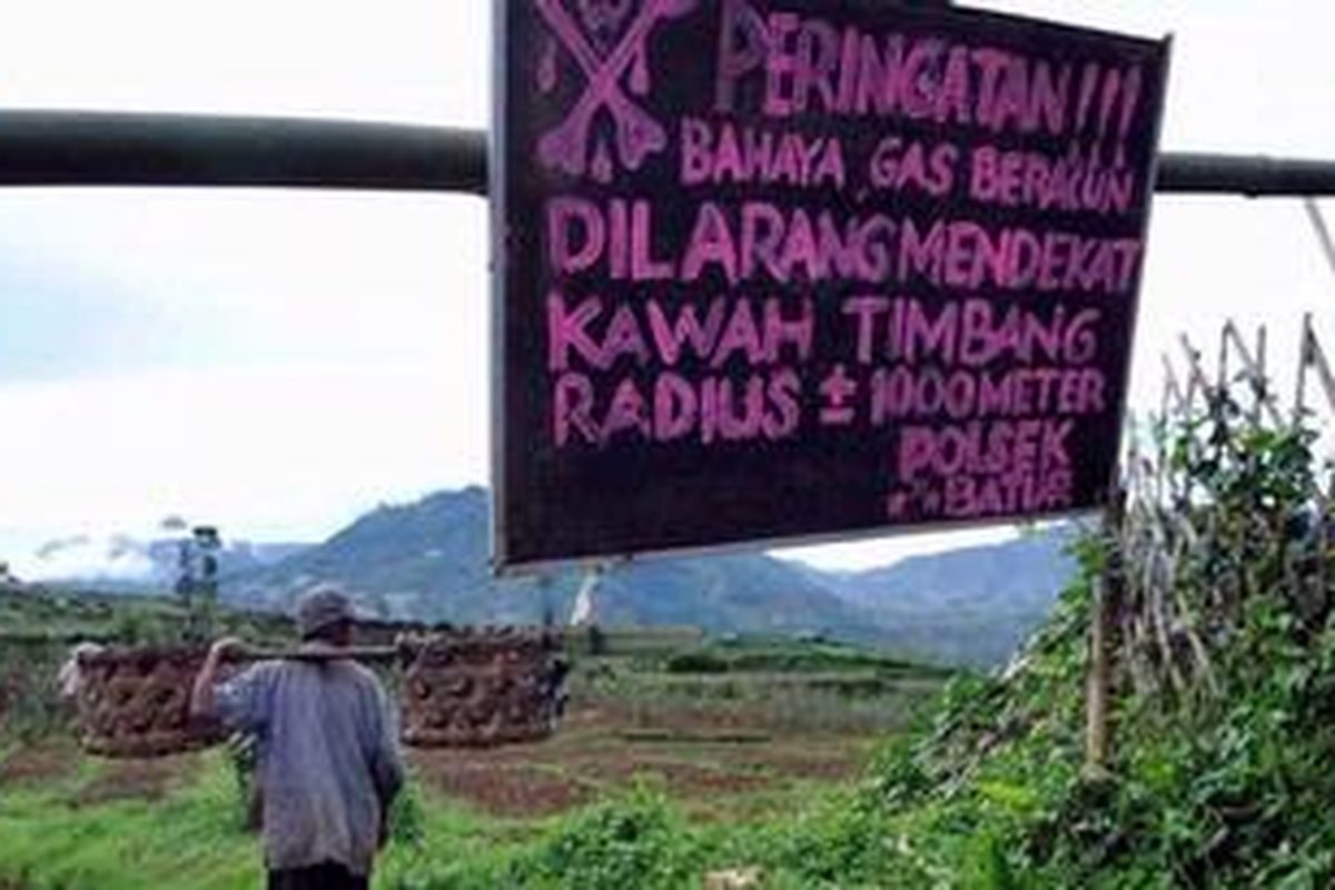 ---ilustrasi----  Warga melewati portal batas jarak aman dari Kawah Timbang di Dusun Simbar, Sumberejo, Kabupaten Banjarnegara, Jawa Tengah, Jumat (3/6/2011). 