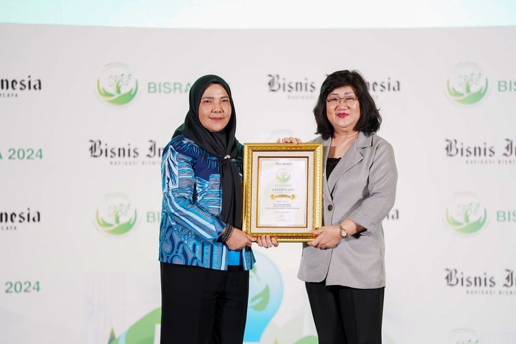 Wali Kota Bandar Lampung Eva Dwiana menerima apresiasi Bisnis Indonesia Social Responsibility Awards 2024 di Jakarta, Kamis (27/6/2024). Dalam ajang award tersebut, Eva menerima penghargaan khusus (Special Awards) atas prestasi dan pencapaiannya dalam meningkatkan kesejahteraan masyarakat Bandar Lampung.