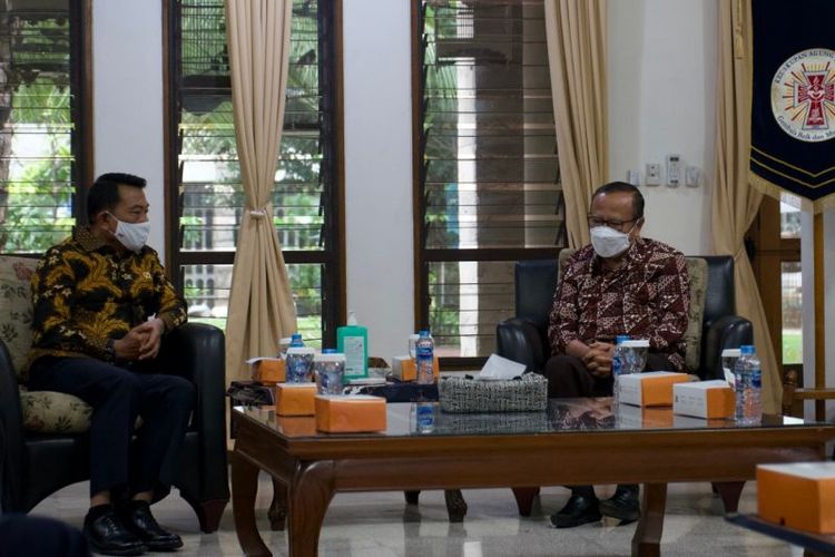 Kepala Staf Kepresidenan Moeldoko berdiskusi dengan Uskup KAJ Kardinal Ignatius Suharyo soal kebijakan pemerintah terkait Natal dan Tahun Baru, di Katedral Jakarta, Senin (6/12/2021). ANTARA/HO-KSP.