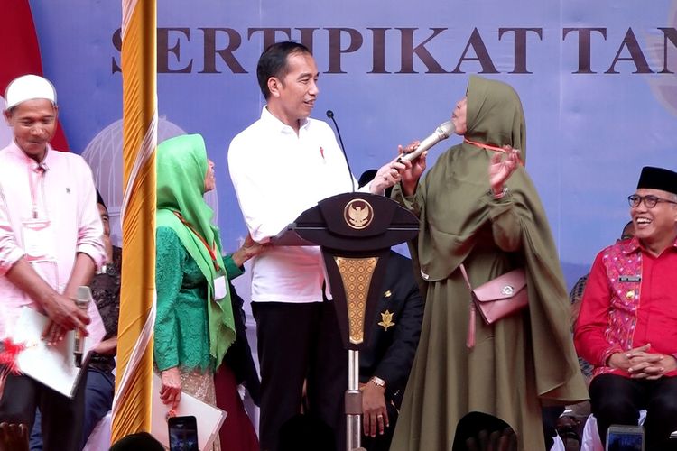 Tiga warga Aceh dapat hadiah sepeda foto  bersama dari Prosiden Joko Wido setelah menjawab pertanyaan sedederhana dari Jokowi yaitu nama ikan, buah-buahan dan Panca Sila pada acara penyerahan 2.576 sertifikat tanah di Lapangan Cot Gapu, Kabupaten Bireun. Sabtu (22/02/2020).