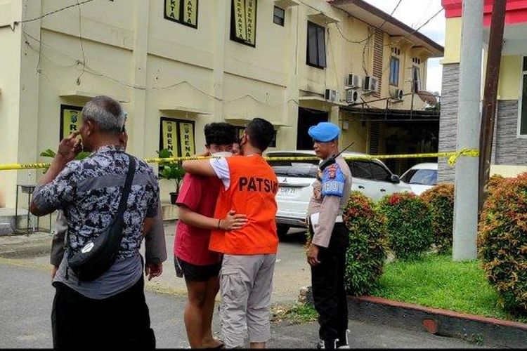 Momen AKBP Achiruddin Hasibuan dan anaknya Aditya Hasibuan berpelukan saat proses rekonstruksi di Polda Sumut, Senin

