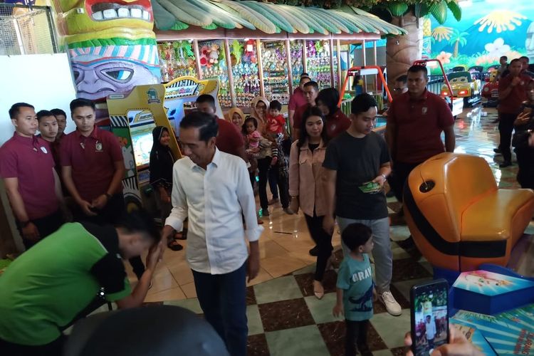 Presiden Jokowi mengajak cucunya Jan Ethes jalan-jalan ke pusat perbelanjaan di Kabupaten Sukoharjo, Jawa Tengah, Rabu (1/5/2019).