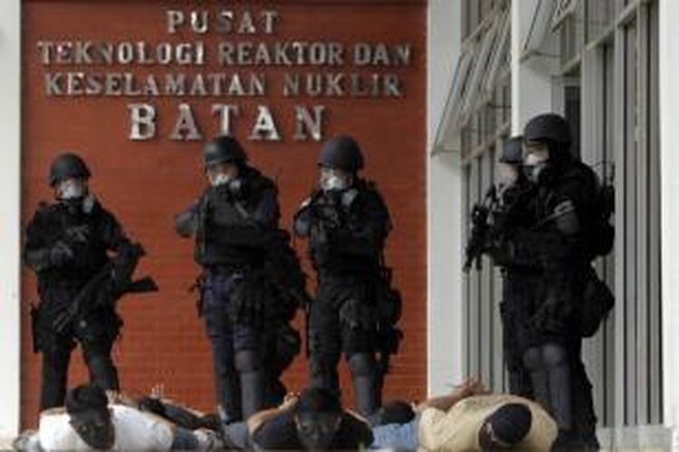 Simulasi penanggulangan teroris di Batan Puspiptek Serpong, Tangerang, Banten, Selasa (23/4/2013). Simulasi ini digelar oleh Badan Nasional Penanggulangan Teroris (BNPT) bekerjasama dengan TNI, Polri, Batan.