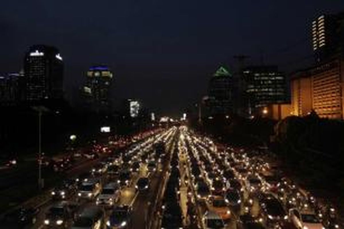 Kemacetan lalu lintas di Jalan Jendral Gatot Subroto, Jakarta Selatan, Senin (19/8/2013).