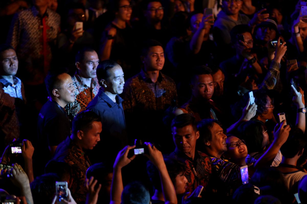 Presiden Republik Indonesia, Joko Widodo datang ke Syncronize Fest 2017 di Gambir Expo Kemayoran, Jakarta, Sabtu (7/10/2017). Festival musik yang berlangsung sela tiga hari hingga Minggu (8/10/2017) tersebut menampilkan beberapa musisi di antaranya ada Bangkutaman, Jason Ranti, Adhitya Sofyan, Float, Pee Wee Gaskin, Indische Party, dan Hello Dangdut. KOMPAS IMAGES/KRISTIANTO PURNOMO
