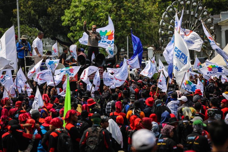 Buruh melakukan aksi unjuk rasa di depan Istana Negara, Jakarta Pusat, Sabtu (7/10/2017). Aksi unjuk rasa tersebut untuk memperingati hari kerja layak internasional dan menuntut kenaikan upah kerja yang layak bagi kaum buruh di Indonesia.