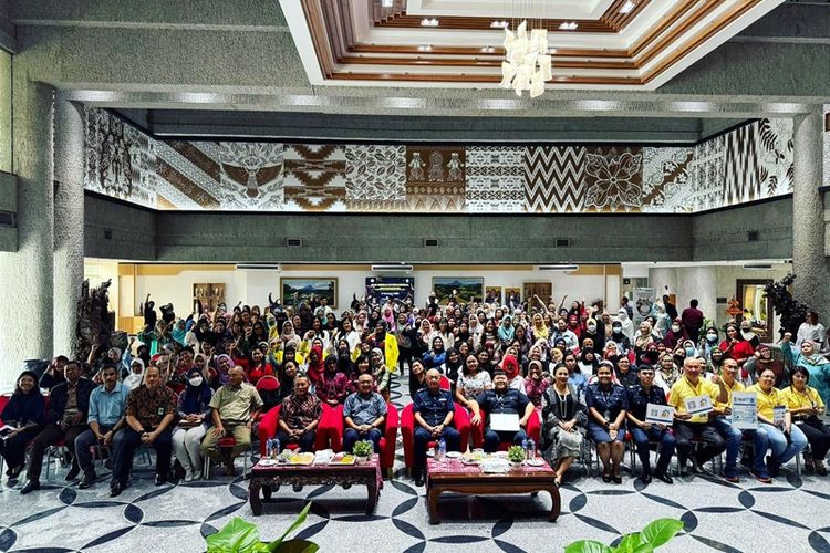 Dubes Indonesia untuk Singapura Suryo Pratomo bersama dengan lebih dari 300 Pekerja Migran Indonesia di acara peringatan Hari Migran Internasional di KBRI Singapura, Minggu (17/12/2023).