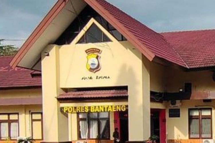Aparat kepolisian Polres Bantaeng, Sulawesi Selatan tengah melakukan pengejaran terhadap terduga pelaku narkoba yang melukai dan merampas sepeda motor milik polisi yang melakukan penggrebekan. Kamis, (9/11/2023).