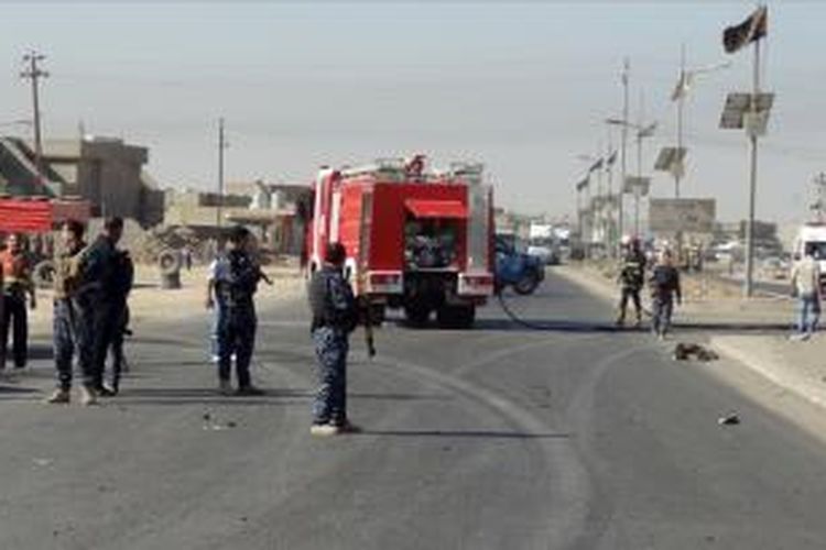 Polisi Irak mengamankan jalan raya yang menghubungkan Baghdad dan kota Suleiman Bek lokasi pembunuhan 14 pengemudi truk Syiah oleh kelompok militan Sunni, Kamis (25/7/2013).