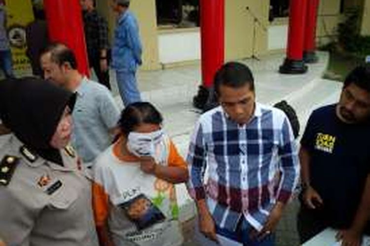 IS diamankan Polrestabes Surabaya karena paksa anaknya mengamen