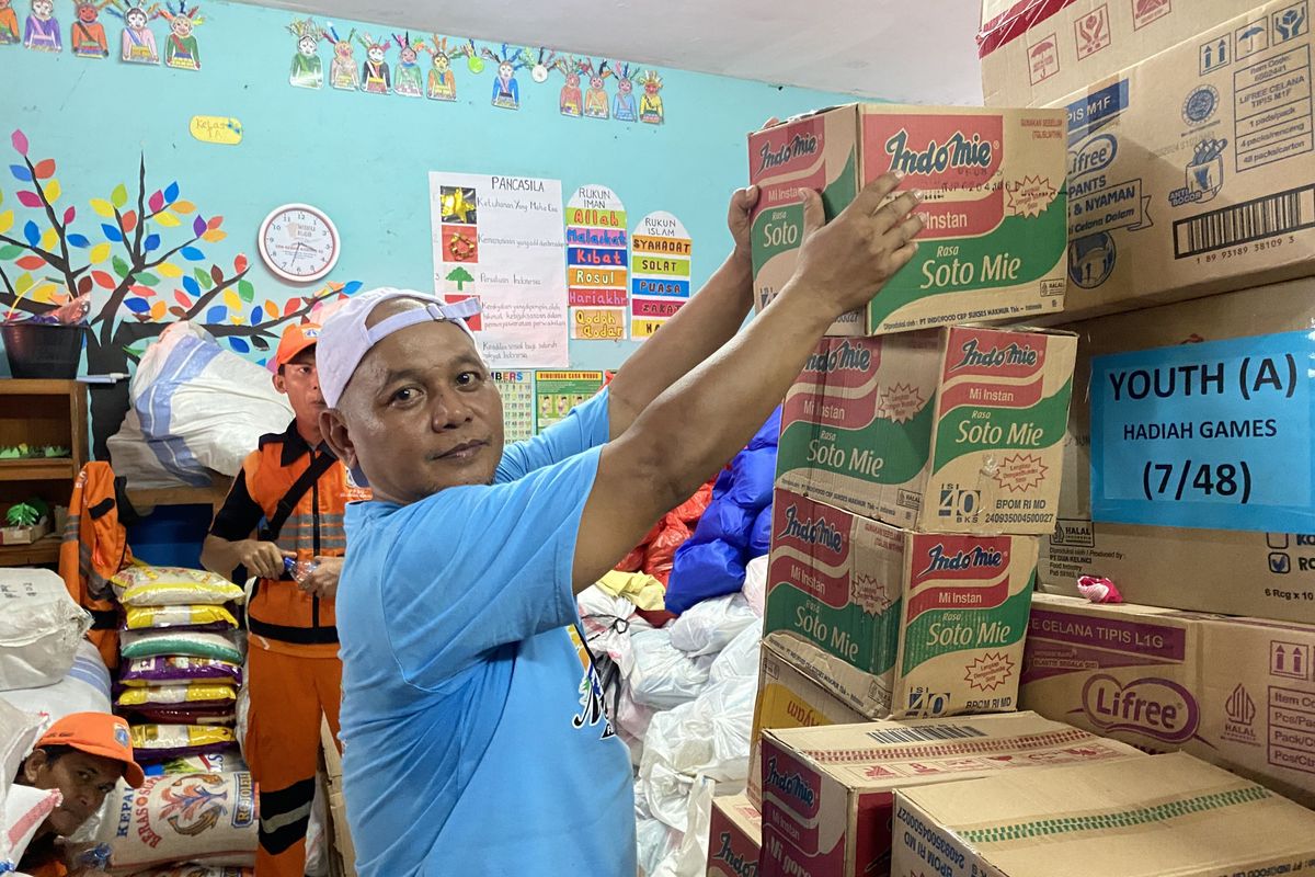 Korban Kebakaran Mengungsi di SDN 09 Kebon Kosong, Ruang Kelas Jadi Gudang Logistik