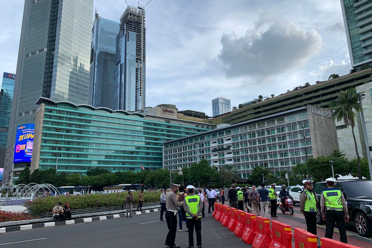 Dinas Perhubungan DKI Jakarta dan Ditlantas Polda Metro Jaya mulai menerapkan uji coba rekayasa lalu lintas pada kawasan Bundaran Hotel Indonesia, Jakarta Pusat, Senin (4/7/2022).
