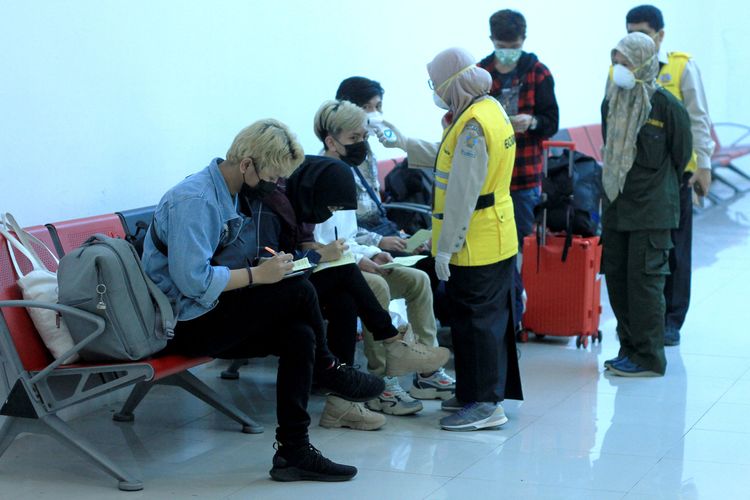 Tujuh mahasiswa asal Sumatera Selatan yang menempuh pendidikan di China tiba di Bandara Sultan Mahmud Badaruddin (SMB) II Palembang, Sabtu (1/2/2020). Setelah tiba, mereka langsung dilakukan pemeriksaan untuk mengantisipasi masuknya virus corona.