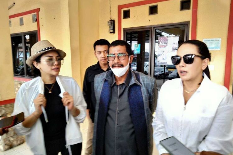 Nikita Mirzani didapingi pengacaranya Fahmi Bachmid dan ditemani sehabatnya Fitri S, saat menunaikan kewajibanya untuk lapor ke penyidik Polresta Serang Kota