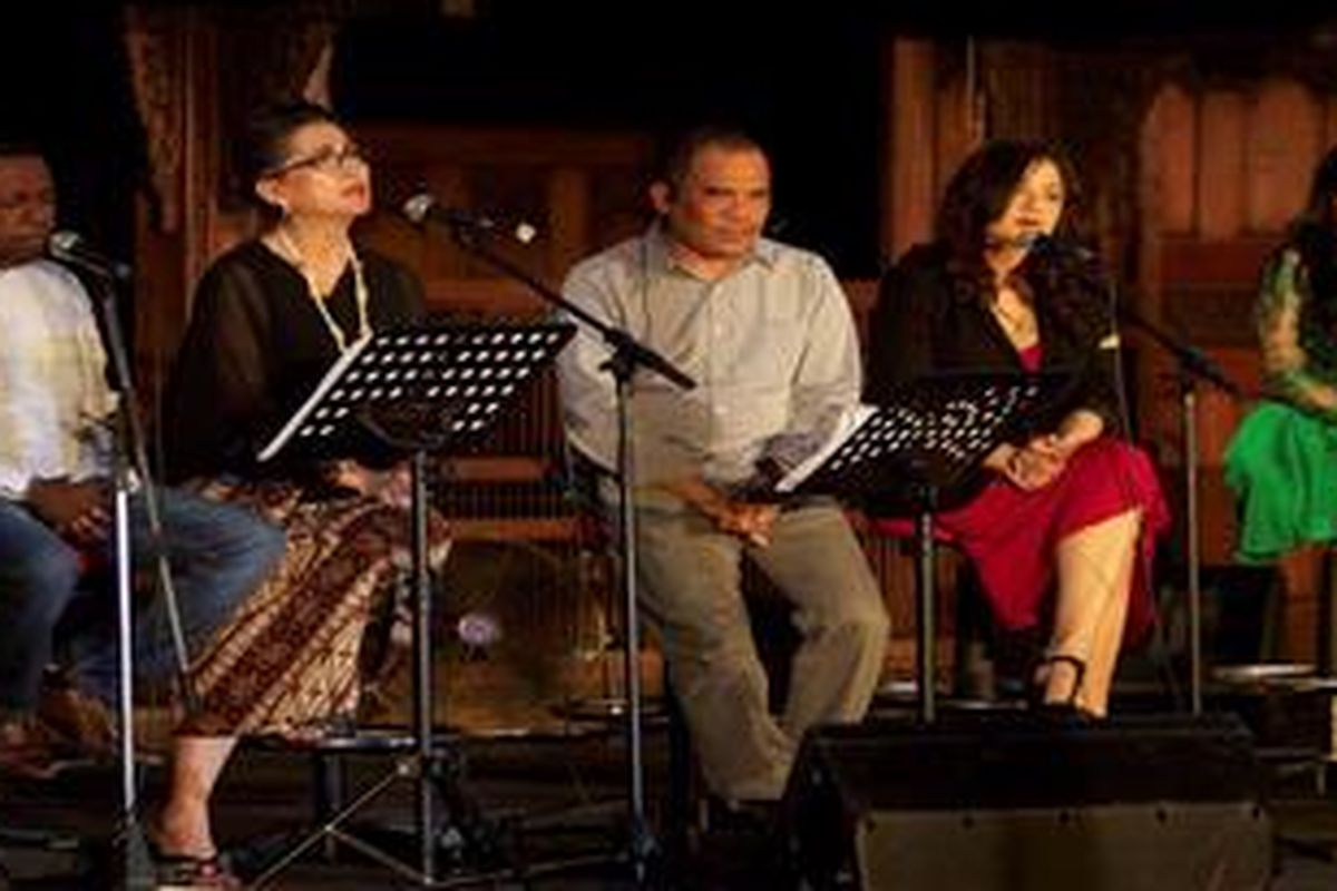 Widyawati (kedua dari kiri) menyanyikan lagu Serumpun Padi dalam Dongeng Untuk Bangsa "Energi Untuk Kelangsungan Hidup Bangsa" di Bentara Budaya Jakarta (BBJ), Jakarta, Rabu (22/5/2013). Tampil juga di panggung untuk menyanyi (dari kiri) Edo Kondologit, Cornelia Agatha, Fetty Febiola serta Garin Nugroho (tengah) dan Wamen ESDM Susilo Siswoutomo (tidak tampak) untuk mendongeng.
