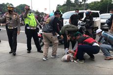 Berjalan Kaki di Dekat Bundaran Monas, Seorang Perempuan Tiba-tiba Jatuh Pingsan