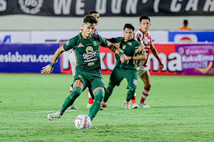 Pemain asing Persebaya Surabaya Bruno Moreia akan menendang bola saat pertandingan pekan ke-1 Liga 1 2023-2024 melawan Persis Solo yang berakhir dengan skor 2-3 di Stadion Manahan Solo, Sabtu (1/7/2023) malam.