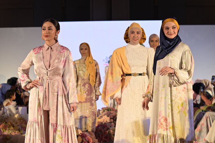 Setelah delapan tahun berkarir di industri fesyen, desainer Yanti Adeni akhirnya menggelar fashion show tunggal pertamanya bertajuk Bloom in Fantasy.