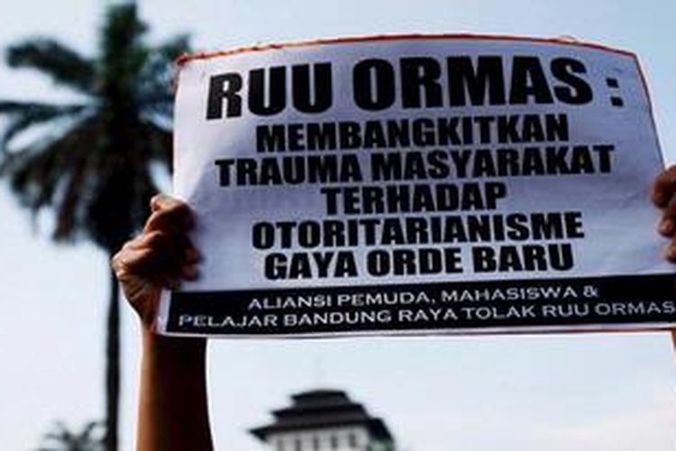 Para mahasiswa dan pelajar yang tergabung dalam Aliansi Pemuda, Mahasiswa, dan Pelajar Bandung Raya menggelar aksi di depan Gedung Sate, Bandung, Jawa Barat, menyerukan penolakan terhadap rancangan undang-undang organisasi masyarakat (RUU Ormas), Jumat (5/4/2013). Mereka mengatakan jika TUU Ormas akan membungkam sikap kritis masyarakat serta melahirkan bentuk-bentuk baru Rezim Orde Baru.