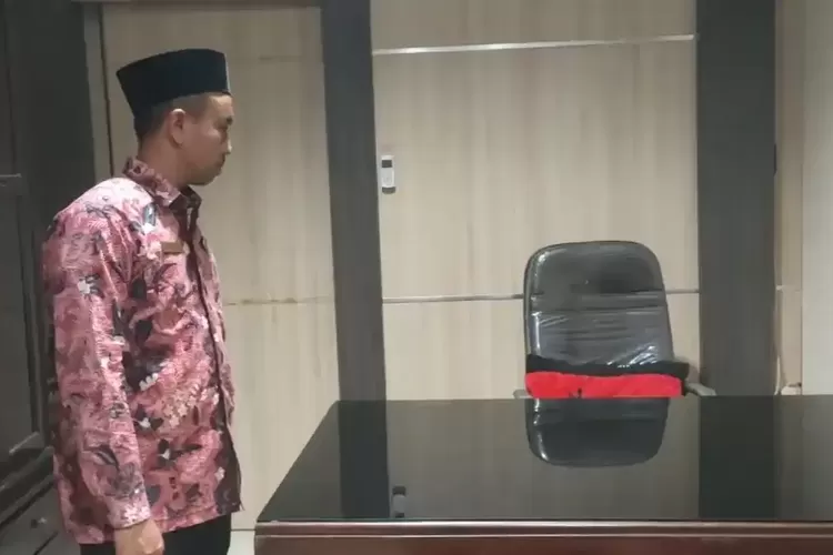 Suasana Pilu Dinas PRKP Bangkalan, Kursi Kosong dan Bantal Merah Ruly Yunis Setiawati