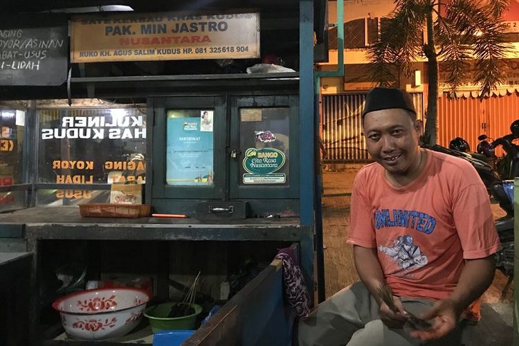 Sunoto, generasi ketiga penerus Warung Sate Kerbau Min Jastro tengah membakar sate di warungnya. Sate kerbau merupakan salah satu makanan khas Kudus.