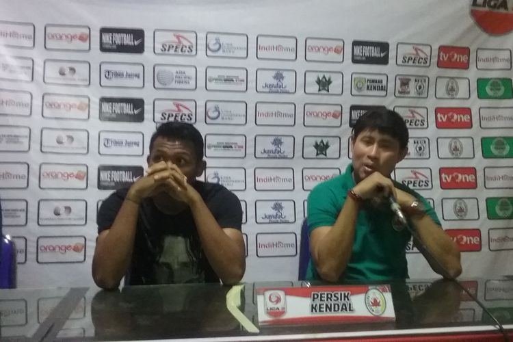 Pelatih Persik Kendwl, Eduard Tjong, dalam jumpa pers usai pertandingan. Kompas.com/Slamet Priyatin