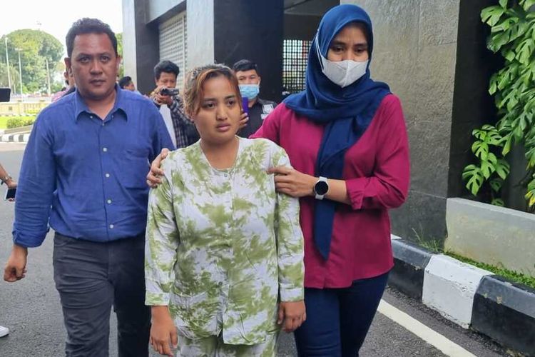 Selebgram Lina Mukherjee yang menjadi tersangka penistaan agama saat berada di Polda Sumatera Selatan. Lina batal ditahan penyidik karena mengalami kondisi penyakit magg akut, Kamis (4/5/2023).