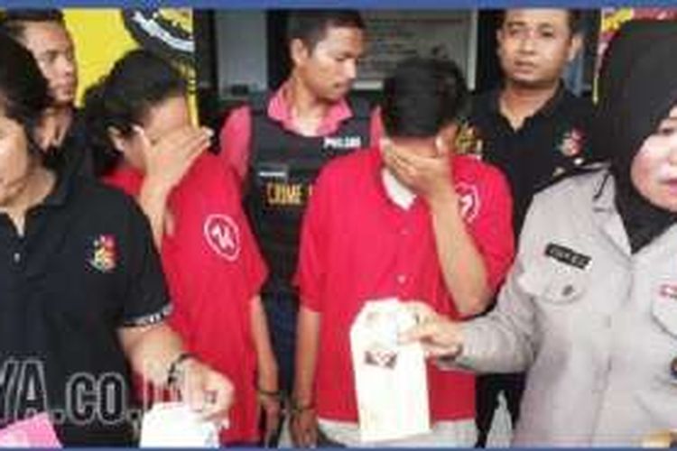 Para tersangka penguras ATM milik Profesor di Polrestabes Surabaya, Selasa (29/3/2016). 
