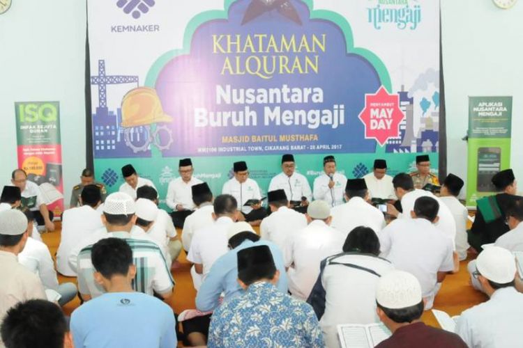 Khataman Al Quran - Nusantara Buruh Mengaji di Bekasi, Jawa Barat, Jumat (28/4/2017)