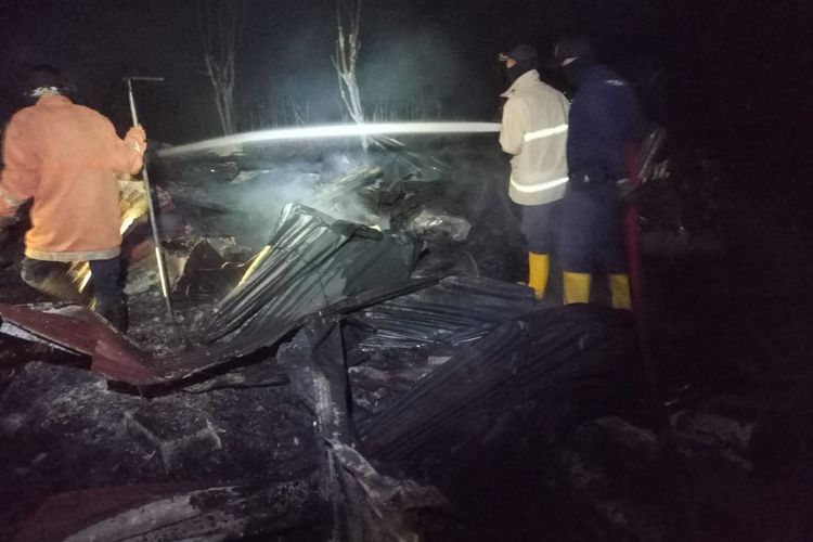 Petugas melakukan proses pembasahan di kandang ayam yang terbakar di Dusun Kalangan, Desa Lawak, Kecamatan Ngimbang, Lamongan, Jawa Timur, Jumat (28/6/2024).